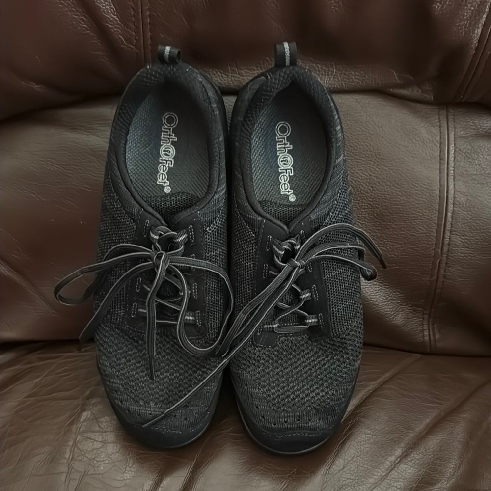 Sleek Black Low-Top Sneakers with Breathable Mesh